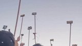本想和日出合个影，画面被自拍杆占满