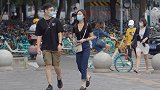 秋季天气渐凉和男友逛街，长靴长袖衫似乎开始流行？如何选择穿搭