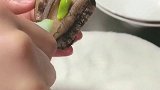很鲜活的鲍鱼，小哥哥把芥末抹上去之后鲍鱼跳起了舞，这也太奇怪