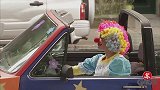 邀请路人帮忙开车，结果路人被喷一身纸屑，路人非常尴尬