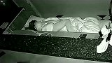 宾馆女前台正在熟睡，谁知闯进一男子，监控拍下无语画面！