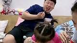 两岁萌宝吃饭不小心放屁，教你如何来化解尴尬，笑喷了