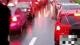 消防车赶赴火场途中，骑行交警前来开道护航