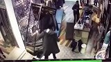 孩子调皮推倒衣架，店员立刻做出超前的预兆动作，躲过了一截！