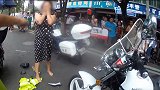 丢人！女子逆行撞车拒不配合 大街撒泼咬伤交警 警方：拘！