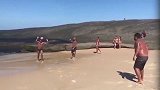 足球王国名不虚得！巴西4大叔海边颠球接力 大腹便便身手却了得