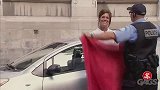 假装路人是在男子偷车，路人非常的尴尬
