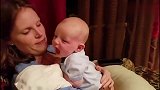 妈妈亲了一下宝宝的脸颊，接下来小家伙的反应萌翻了，超可爱