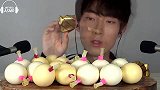 日本流行的焦糖布丁，帅哥吃得很过瘾