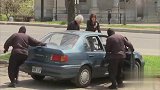 国外恶搞：抢劫犯作案后逃跑，竟然不知道路该咋走，好蠢的罪犯