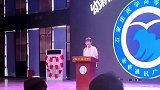 男子在讲台竞选太紧张