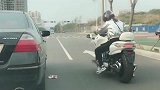 等红灯，拍下这让人佩服的一瞬间，湖南机车小姐姐干得真漂亮！