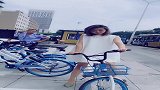 车模小姐姐骑单车，被后面大爷无情的藐视，具体咱也不敢问！