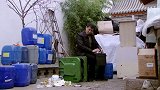 大叔追人追到垃圾桶 男子躲里面跟他讲话