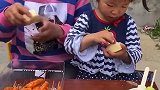 七彩童年：看姐姐吃的多香啊