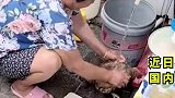 大娘怕家中鸡中暑，为鸡洗澡降温