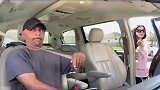 爸爸坐女儿开的车，表情亮了