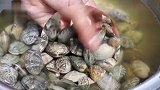 炒花甲最忌直接焯水，海边人都是这样做的，鲜嫩肥美，干净无沙！