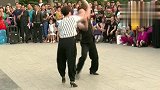 最新广场舞视频大全-20190223-一男一女街头跳双人广场舞，数百人围观掌声不断！