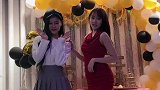 两闺蜜卧室尬舞，这身材真是太标准了