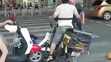 两男子路上骑车发生争执，交流无果后上演全武行