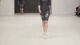 时尚走秀：上身服装设计太完美，模特自信走秀