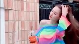 漂亮的小姐姐也太淘气了吧,是不是着急想找个男朋友,街拍穿搭