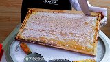 小伙用蜂巢蜜炒冰，成品太诱人了，尝了一口绝了！
