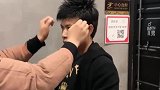 小伙子戴个假发，都能戴出这么沉重的仪式感，莫名有点搞笑