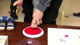 为宝宝保留最值钱嫁妆，从上万元的画作上印脚印，这可真是奢侈！