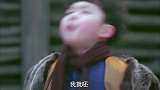 熊孩子虐待狗，小伙抱起来打他的屁股
