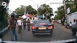 痛心：斯里兰卡科伦坡街道挂满白旗，每一条都代表有人遇难
