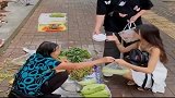 怕卖菜大妈给不够称，美女这样做，真是笑死人不偿命呀！
