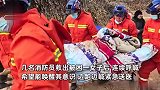 消防员抬地震伤者前往救治点，路上担心其昏迷一直大喊：姑娘姑娘