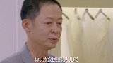 年轻后妈去试婚纱，没想小继女对此热心不已，拿出各种婚纱帮忙