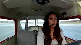 美女飞行员驾驶小型飞机翱翔蓝天，真火辣，流鼻血