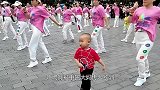 广场舞被中国大妈传入欧洲，欧洲大妈看到后表示根本停不下来。