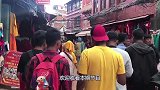 尼泊尔的姑娘从来都不会守寡，看到她们真实生活，不由得让人心疼