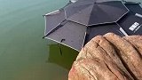 你这是拿自己打窝呢，能钓上鱼吗