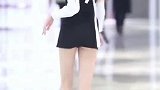 你永远不知道女孩子的羽绒服里穿的是什么衣服