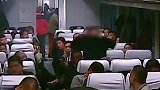 没菜喝成这样 男子在火车上发酒疯飞踹乘客 我燥热！