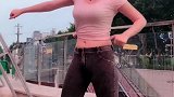 逛街偶遇美女小姐姐尬舞，动感舞姿精彩好看，值得点赞！