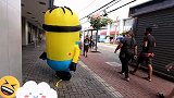 国外恶搞：街边小黄人突然发出怪声，路过小伙都被吓出尖叫！