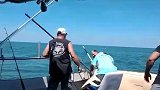 美国一男子钓到鲨鱼十分惊喜 抓上船后被咬得嗷嗷直叫