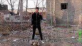 小伙探险百年凶宅，金毛在屋里发现了一些人骨，吓得小伙撒腿就跑