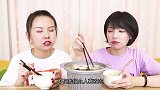 老外也爱“嗦粉”，一碗自嗨锅吃的超过瘾，小编看的也饿了