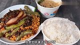工地门口的十元盒饭，这烧白看着安逸得很啊，就是老板手抖！