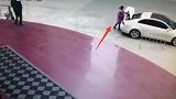 男子尾随女子进轿车内抢劫 女事主被迫转账3.5万后报警