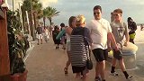 沙滩草人恶作剧，男子假扮成草人恶搞路人，真是太坏了