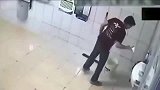 男子遇到打劫，马上投降，监控拍下让他家人崩溃的一幕！